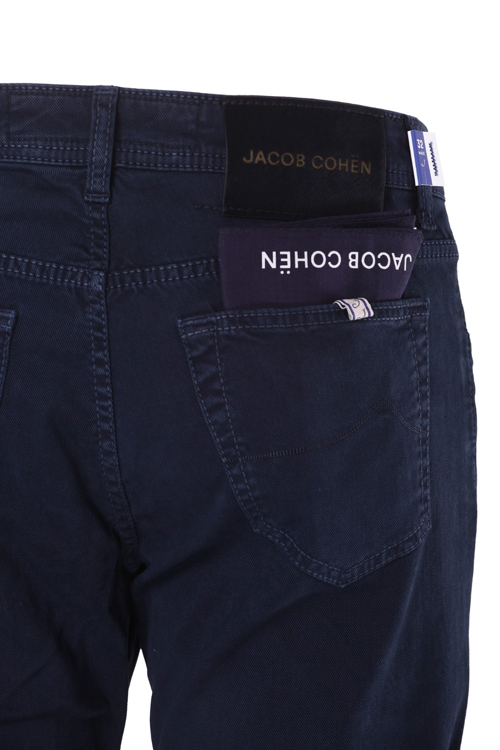 shop JACOB COHEN  Jeans: Jacob Cohen jeans "Bard".  
Slim fit.
Gabardina di cotone stretch tinto in capo blu.
Modello a cinque tasche con logo ricamato sul taschino.
Vita regolare.
Passanti al punto vita.
Chiusura con bottoni.
Bottone logato con interno colorato e bordo esterno con finitura rutenio.
Patta interna ricamata con nome del pantalone e citazione del fondatore.
Salpa in cavallino con logo ricamato in ecopelle tono su tono.
Include bandana con stampa paisley.
Profumati con l’esclusiva fragranza Jacob Cohën.
Composizione: 49% cotone, 49% lyocell, 2% elastan.
Made in Italy.. S4216 BARD-Y71 number 5883056